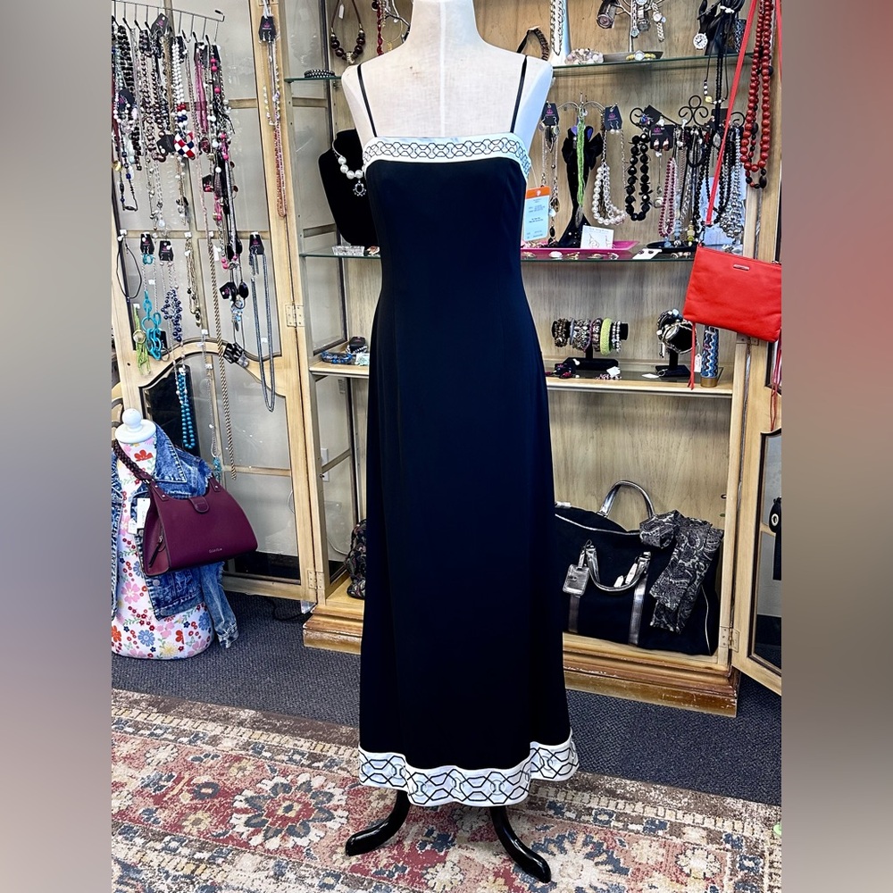 Adrianna Papell black gown NEW W/TAG Sze 10 PERFECT CONDITION. NO FLAWS